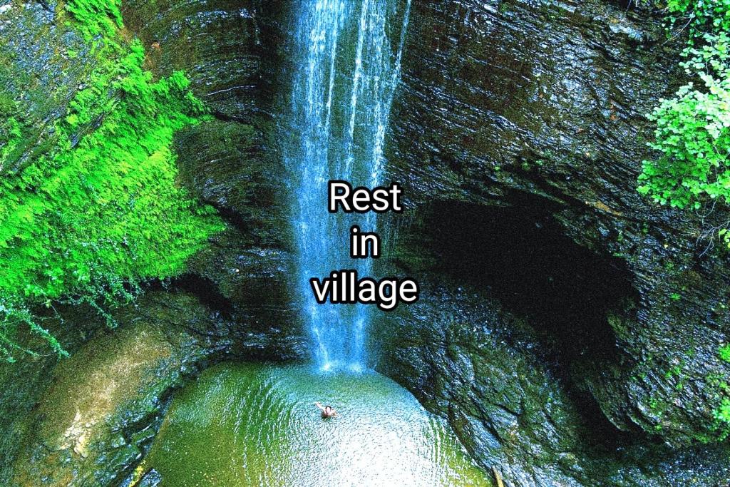 库塔伊西Iveri House的瀑布,在村庄里,用词休息