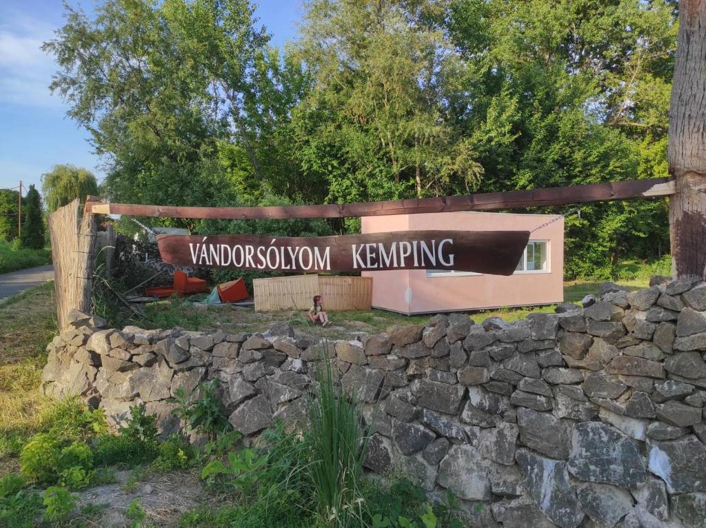大毛罗什Vándorsólyom kemping的石墙公园的标志