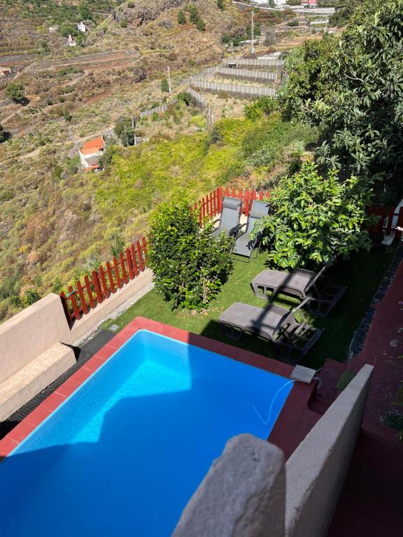 圣克鲁斯-德拉帕尔马Casa Ayane的一座房子的院子内的游泳池