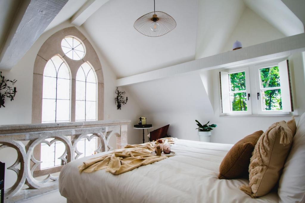 贝弗伦B&b kleinen bosch的卧室设有一张带窗户的白色大床
