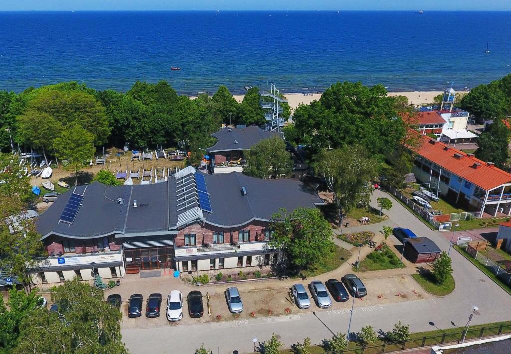 索波特索波特游艇俱乐部旅馆的享有带停车场的大房子的空中景色