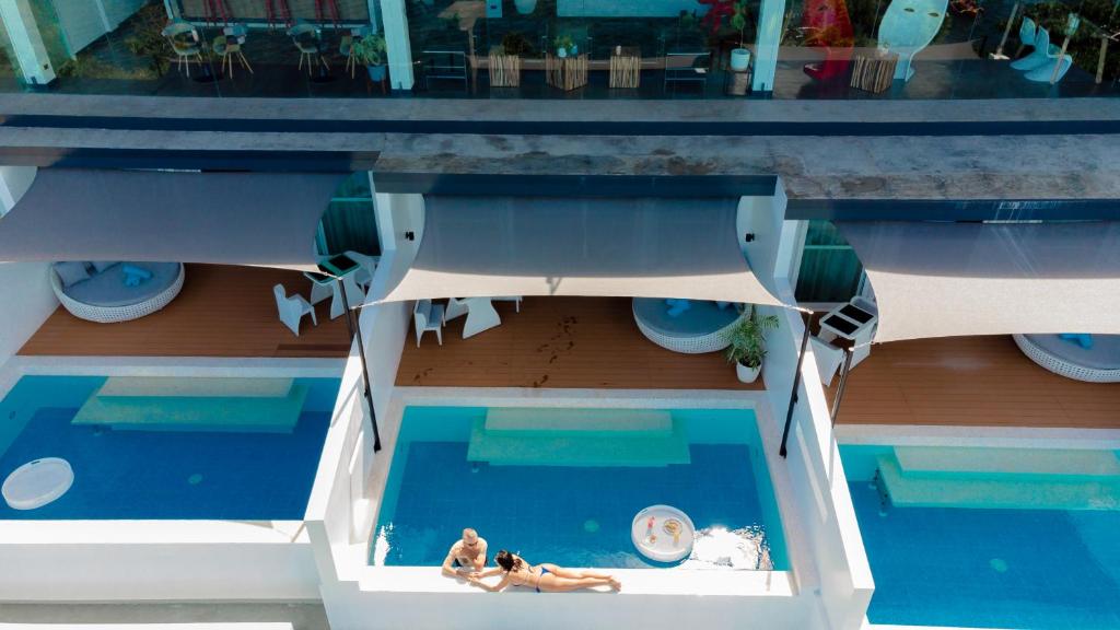 道伊斯Epic Suites Bohol ADULTS ONLY的泳池的鸟瞰图，水中有两个人