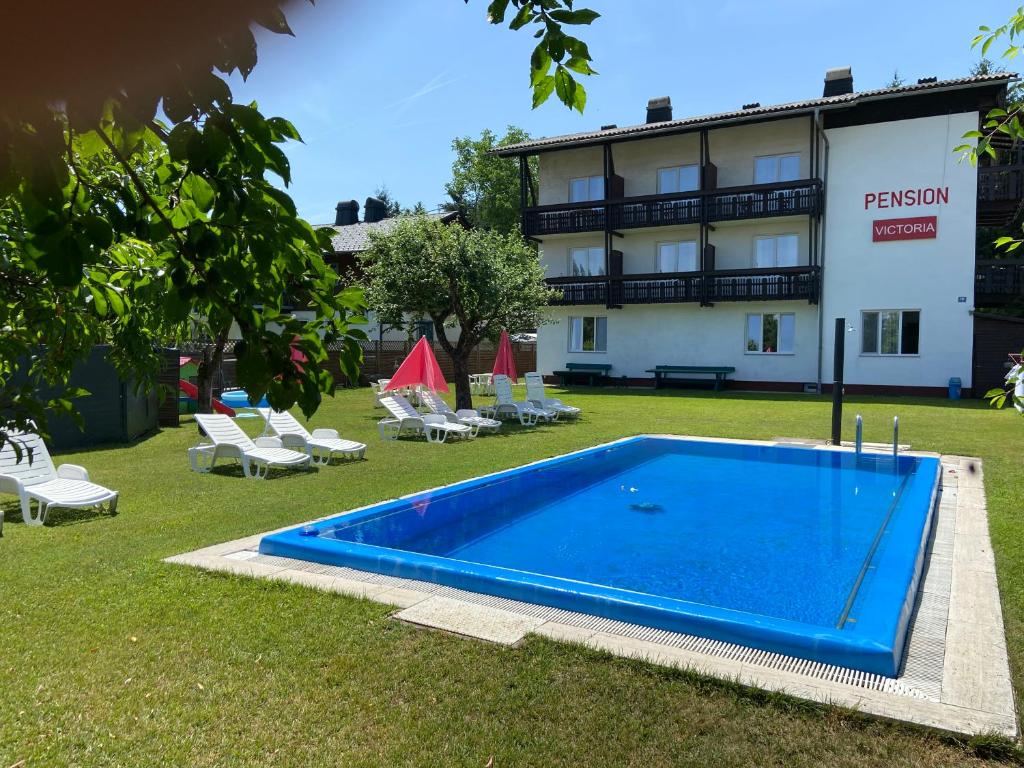 昂特保科洛佩因Pension Victoria的游泳池位于酒店庭院内