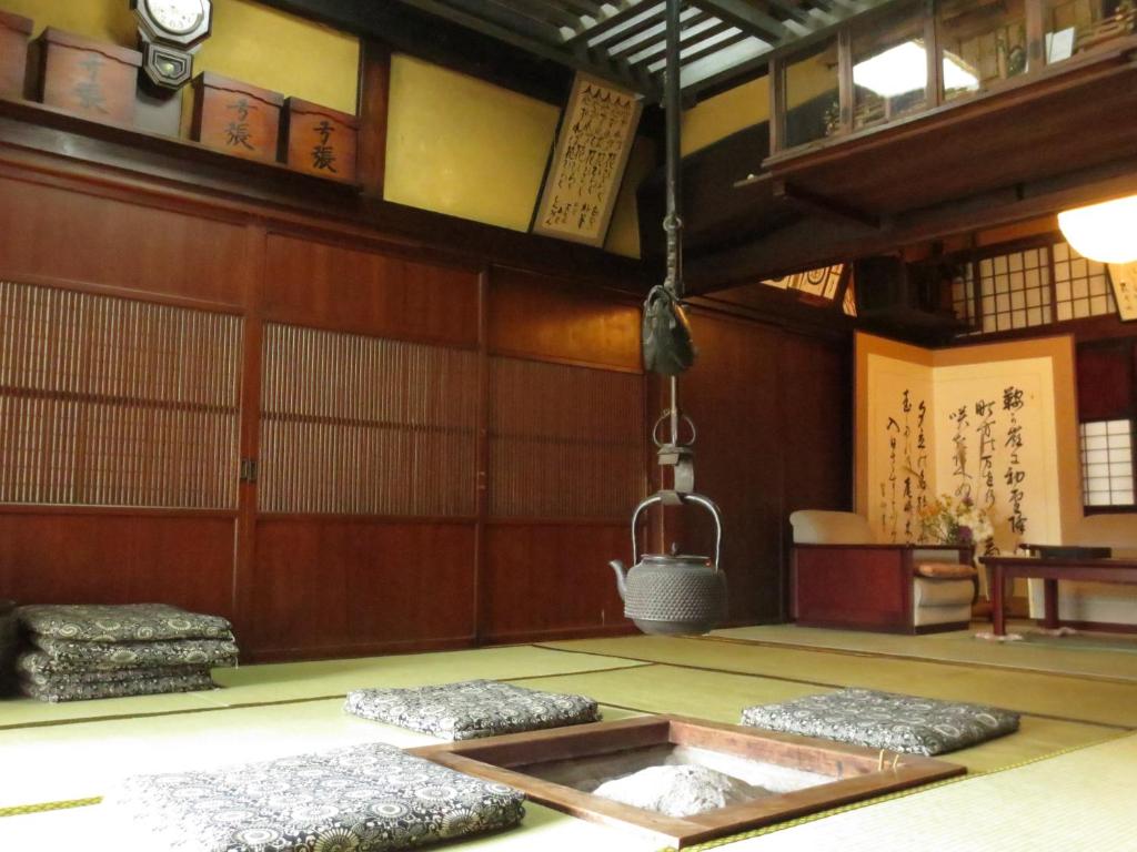 高山四反田日式旅馆的一间房间,地板上设有两个垫子,还有悬挂灯笼