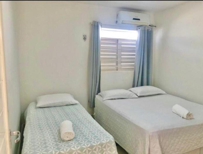 莫索罗FlatStudio01 em condomínio residencial na Nova Betânia的带窗户的客房内设有两张单人床。