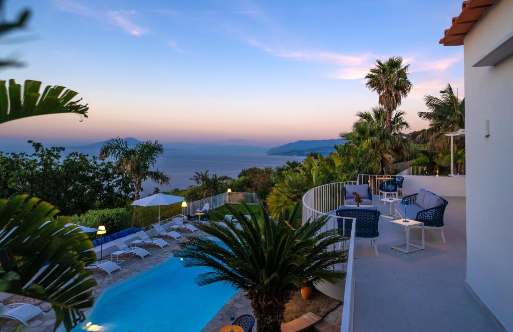 阿纳卡普里Capri Blue Luxury Villa Le Tre Monelle的黄昏时分的海景阳台