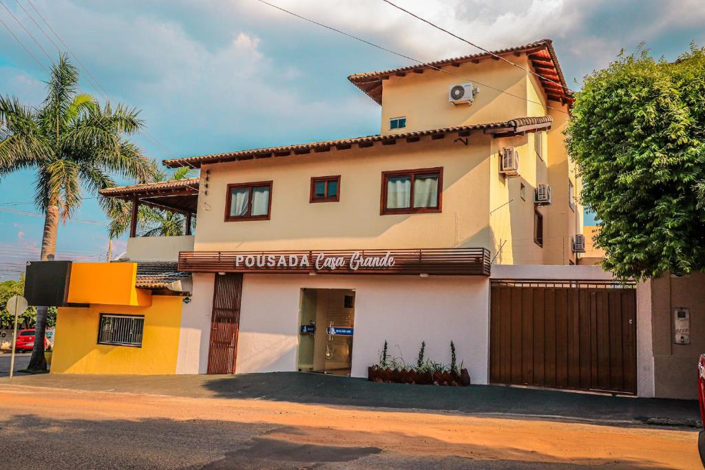 巴拉-杜加萨斯Pousada Casa Grande的带有旅游年基金标志的建筑物