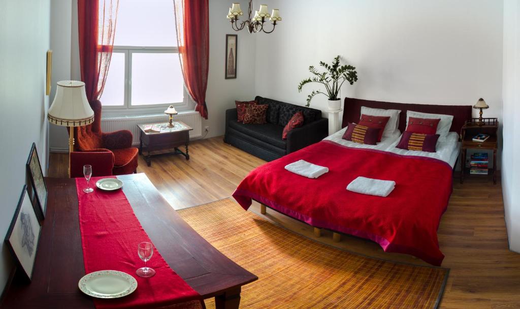 拉彭兰塔萨尔帕哈维公寓式酒店的一间卧室配有一张带红色毯子的大床