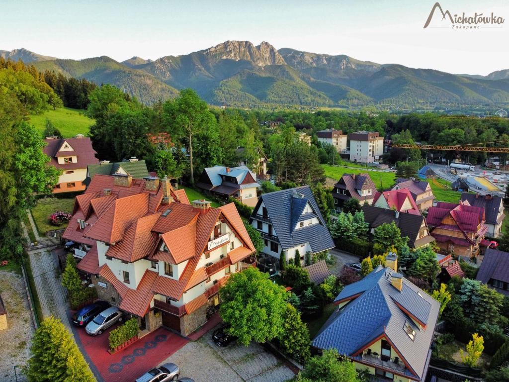 扎科帕内Willa Michałówka的享有小镇的空中景致,设有房屋和山脉