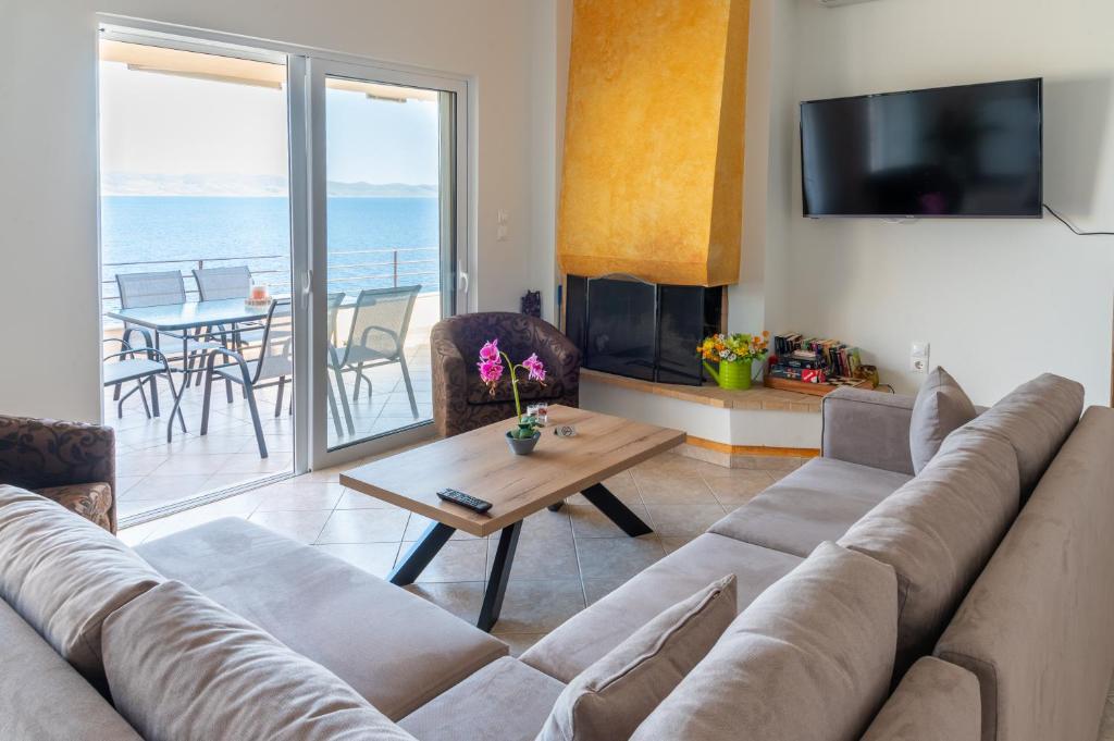 拉夫里翁Blue Horizon View的客厅配有沙发和桌子