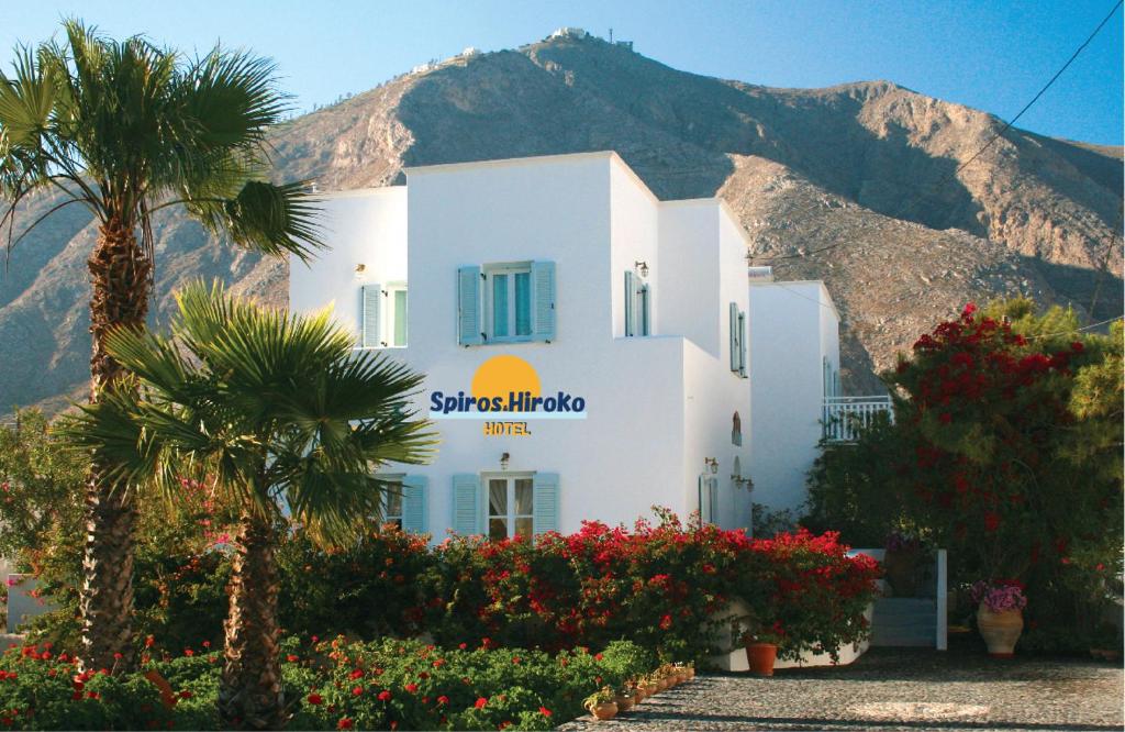 佩里萨SPIROS & HIROKO Hotel - ADULTS ONLY的山前有棕榈树的白色建筑