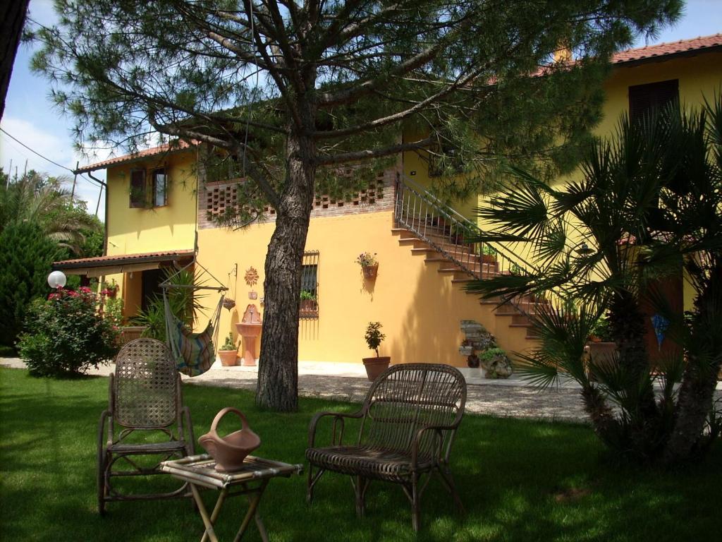 卡斯特尔迪拉马皮切诺住宿加早餐旅馆的房子的院子内有两把椅子和一张桌子