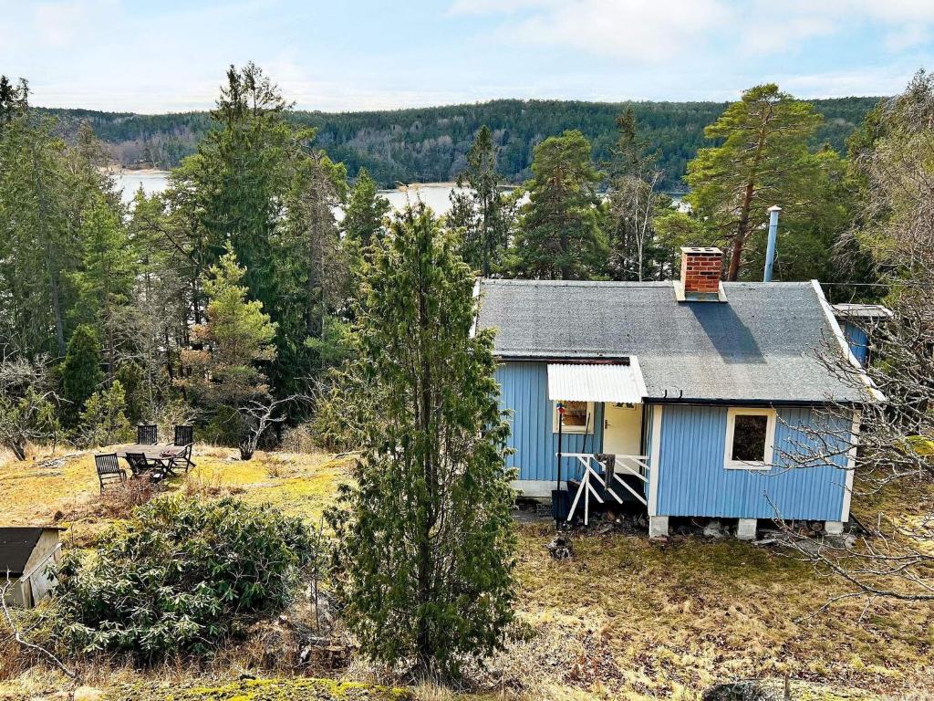 TyresöHoliday home TYRESÖ V的山顶上的蓝色房子