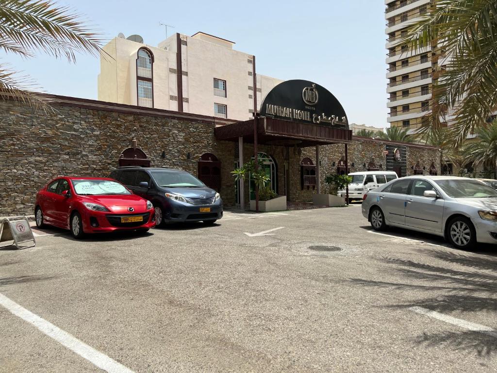 马斯喀特穆特拉酒店的停车场,停车场停在大楼前