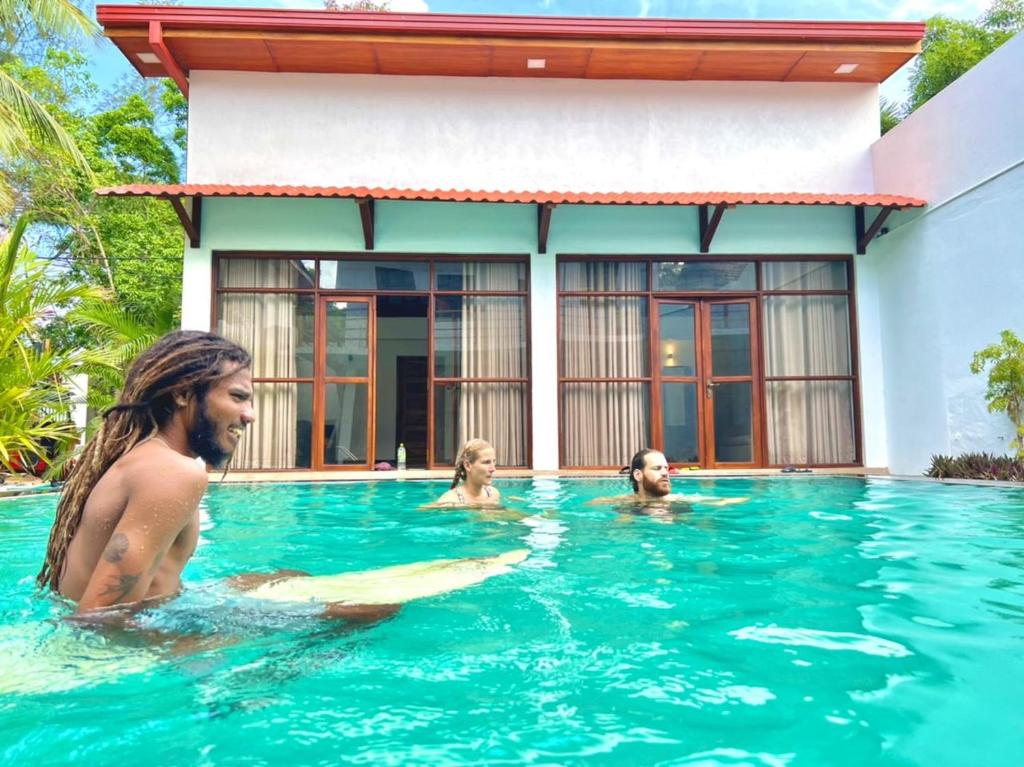 阿鲁甘湾Artist Village的一群人在房子的游泳池里