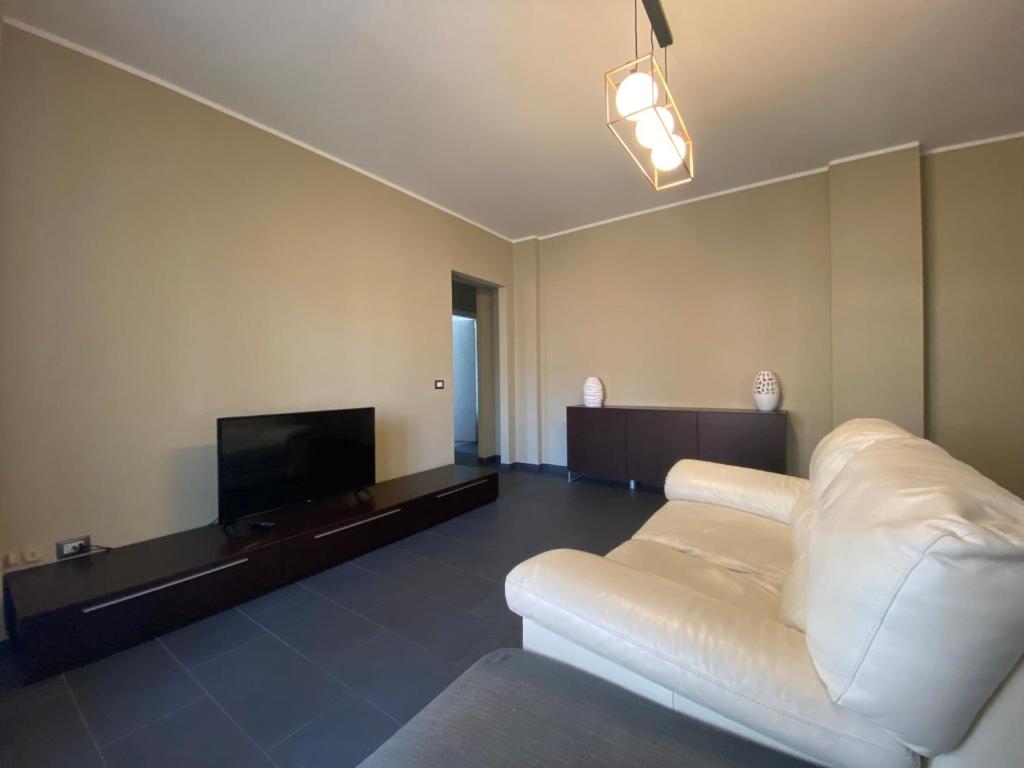 韦尔切利Chicco Apartment Family的客厅配有白色沙发和平面电视。