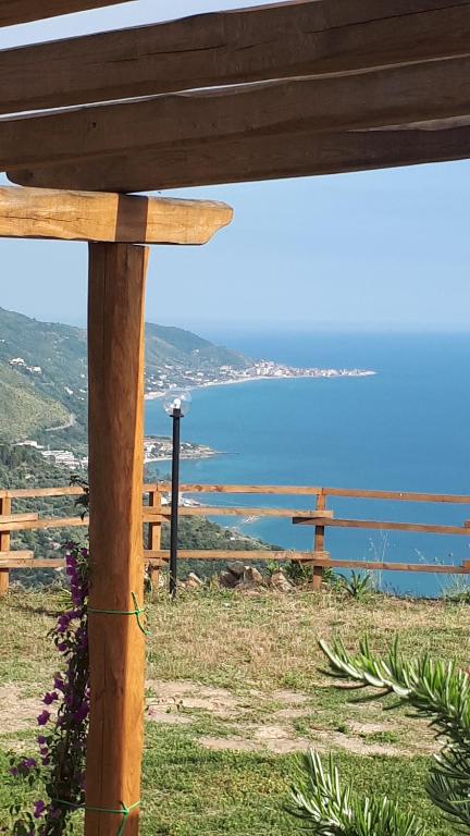 蒙泰科里切Tenuta Belvedere Cilento的海景木凳