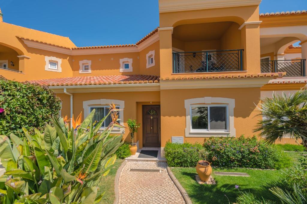 拉戈斯Beautiful Villa on Boavista Golf Resort - Daily Service & Spa Access的前面设有花园的别墅