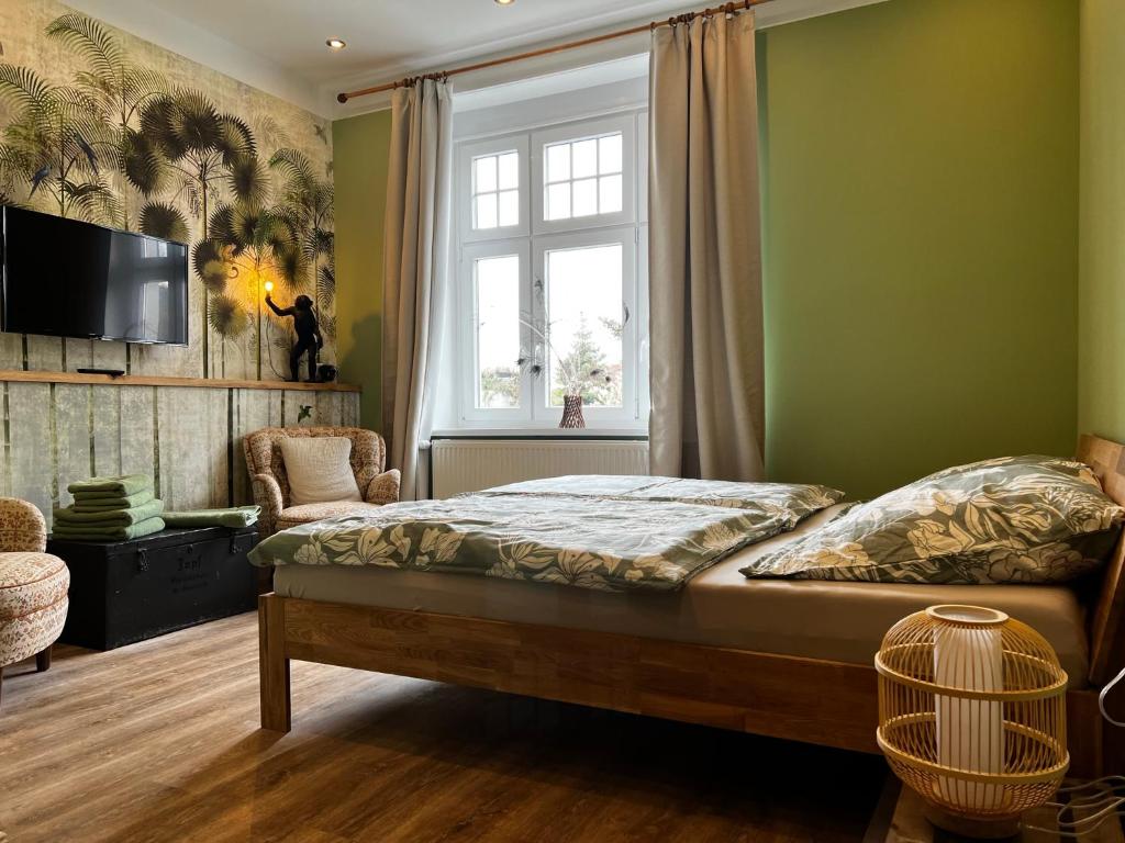 巴尔辛格豪森Gästehof Cafe im Schafstall的一间卧室设有一张床和一个窗口