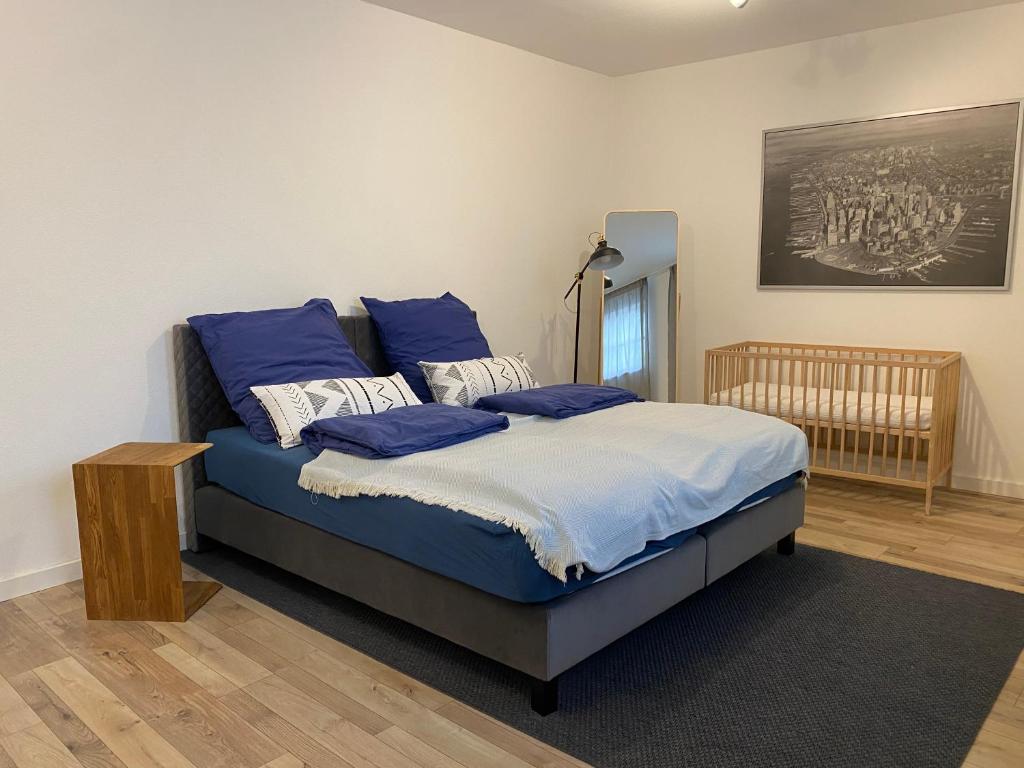 普福尔茨海姆Ferienwohnung Brötzingen - EG的一间卧室配有一张带蓝色枕头的床。