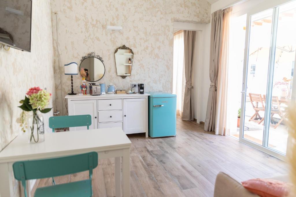 里米尼Suite Frida Rimini的厨房配有蓝色冰箱和桌子