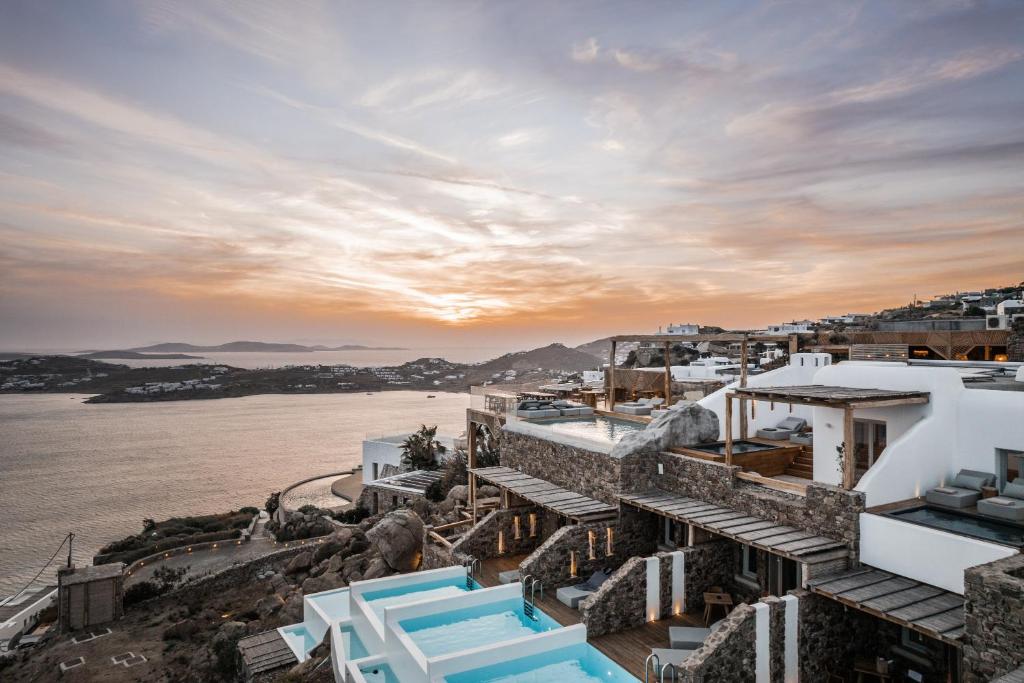 萨鲁Alissachni Mykonos的拥有白色建筑的度假村享有海景