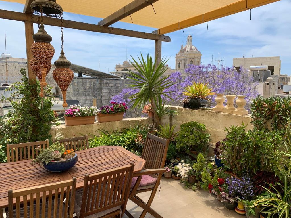 拉巴特House of Character in Historical Rabat的庭院配有桌椅和鲜花