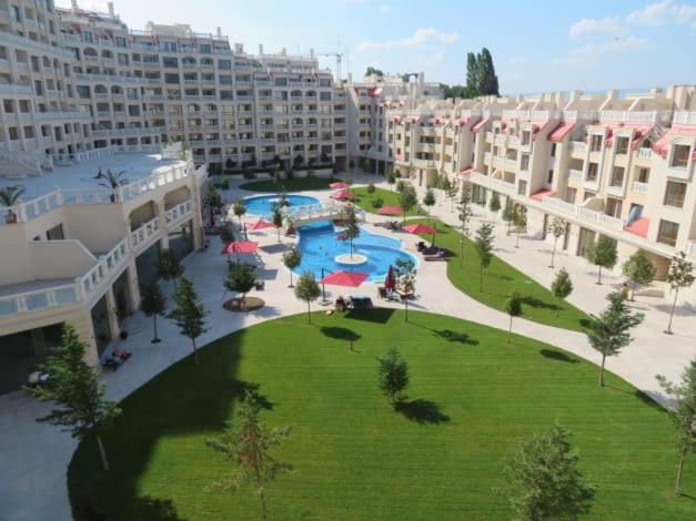 瓦尔纳Varna South Bay Beach Residence的公寓大楼设有带游泳池的大型庭院。