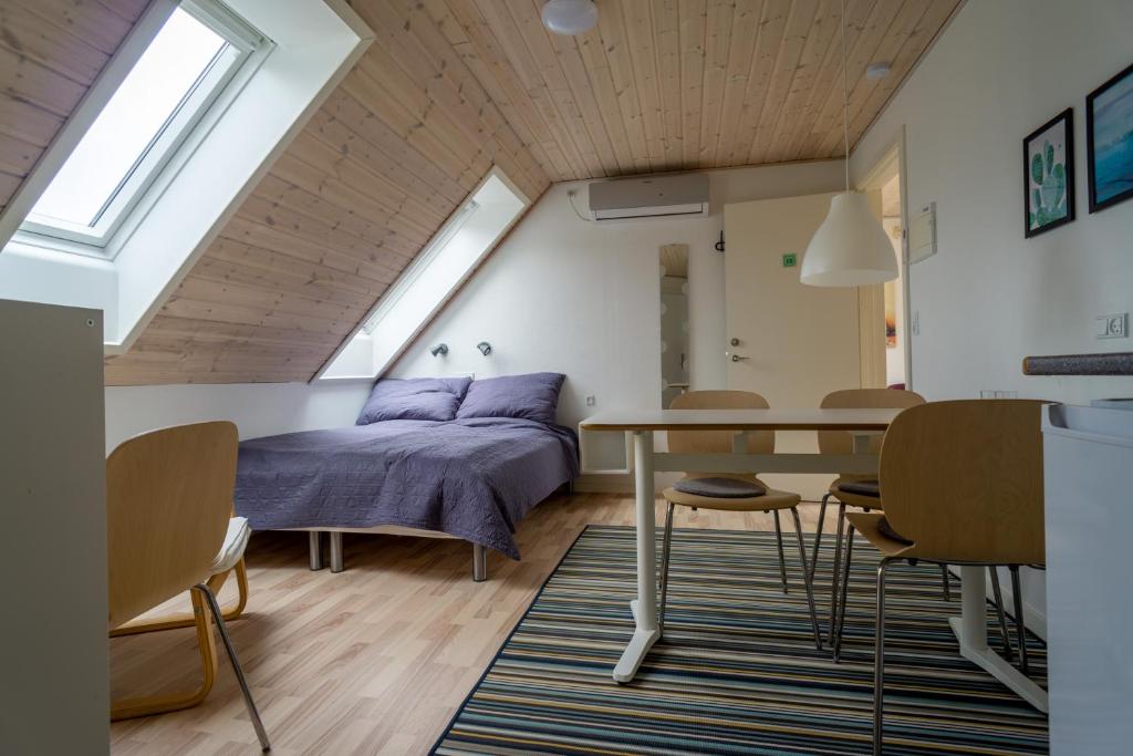 SevelHedelandets Camping的卧室配有一张床和一张桌子及椅子