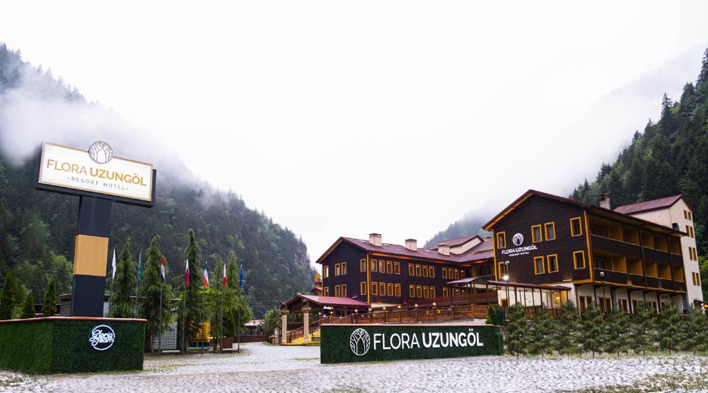 乌宗Flora Uzungöl Resort Hotel的山城酒店标志