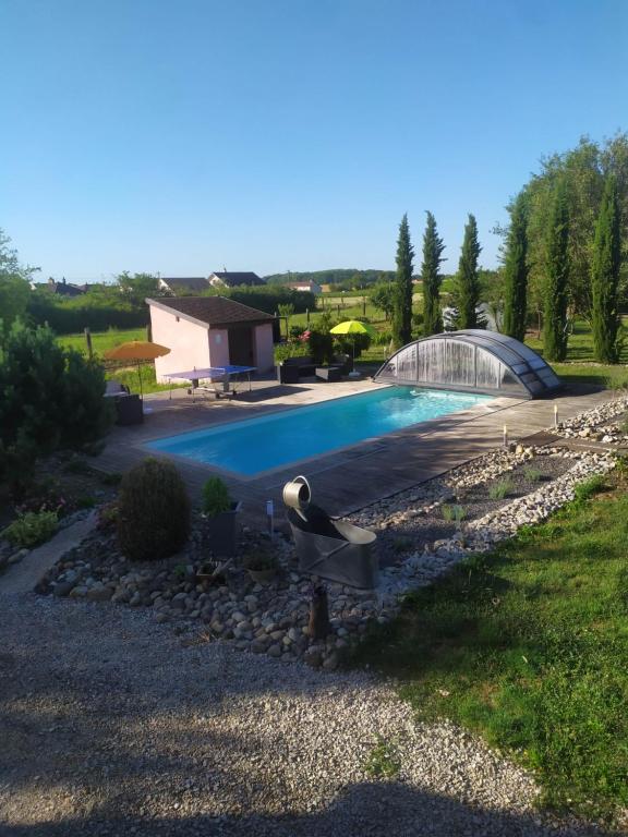 ComblanchienClos des chenevières, 3 étoiles的一座房子旁的院子内的游泳池