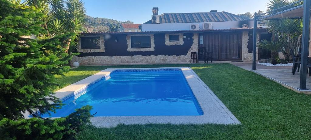 维拉加尔西亚·德·阿劳萨CASA JARDIN的一座房子的院子内的游泳池