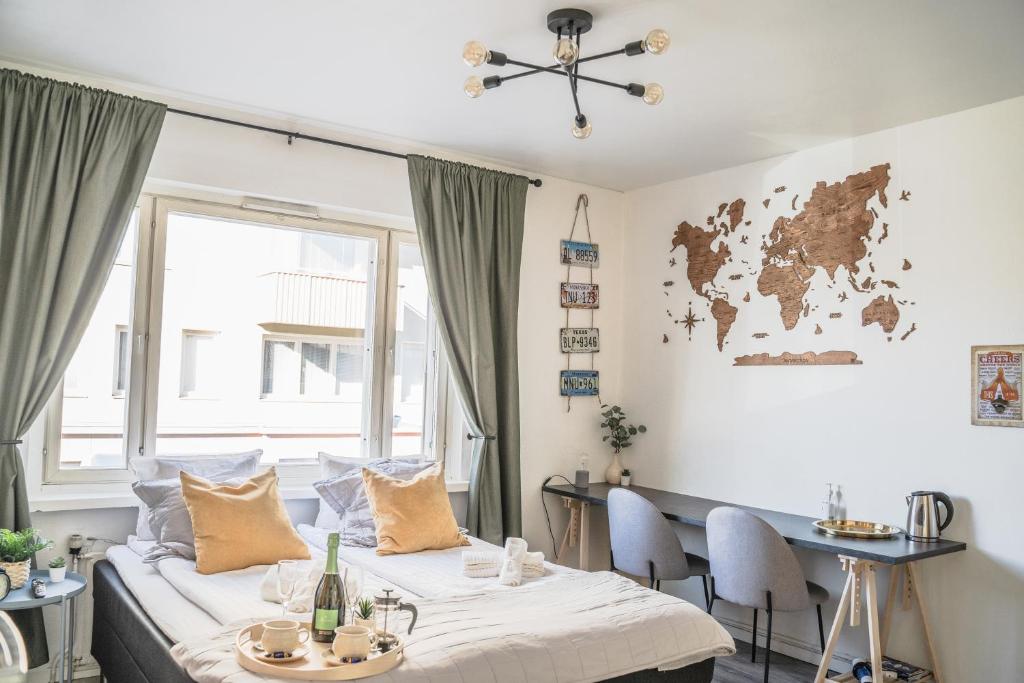 皮耶塔尔萨里Studio apartment in the heart of Jakobstad的客房设有一张床和一张桌子及椅子