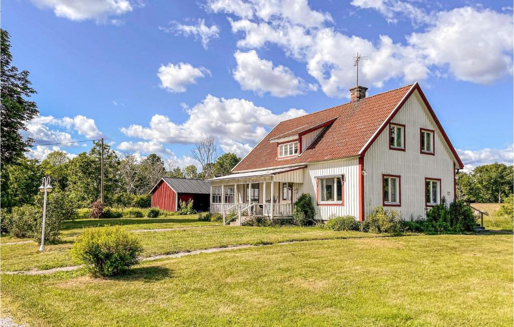 卡尔斯克鲁纳Awesome Home In Karlskrona With Wifi And 3 Bedrooms的院子里有红色谷仓的白色房子