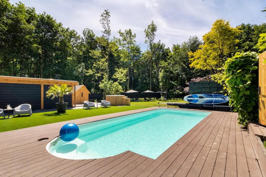 泽沃德Glamping lodge with Eco-Wellness的后院的游泳池,设有木甲板