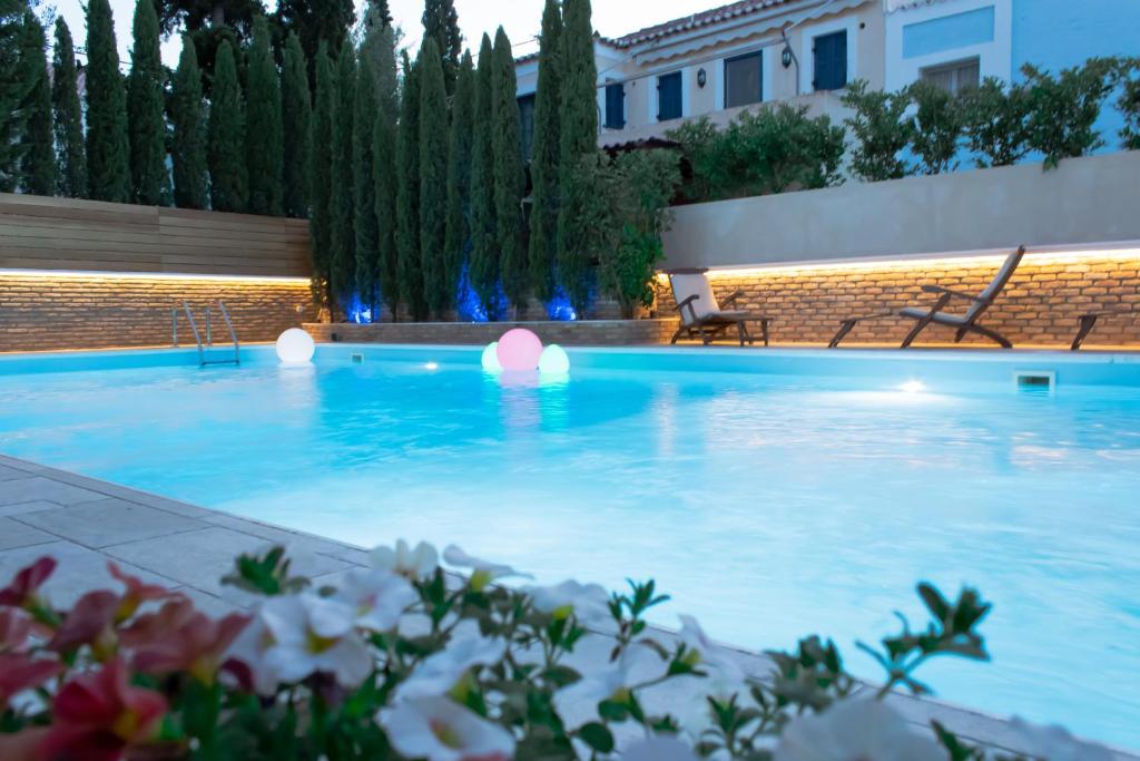 斯派赛斯Armata Boutique Hotel的庭院里的一个蓝色海水游泳池