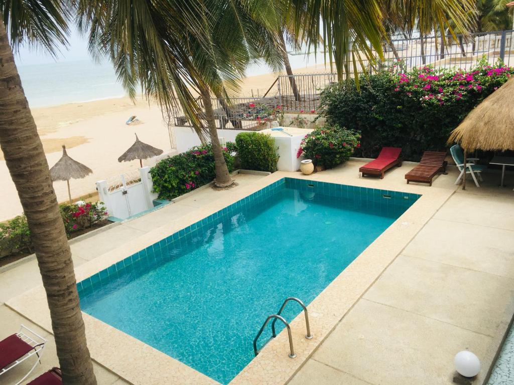 萨利尼亚拉尔West AFRICAN BEACH的享有海滩景致的游泳池