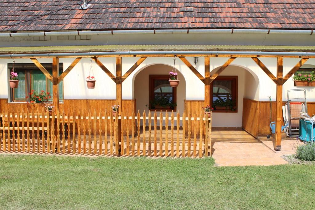 SzalafőOrbán Porta的房屋前的木栅栏