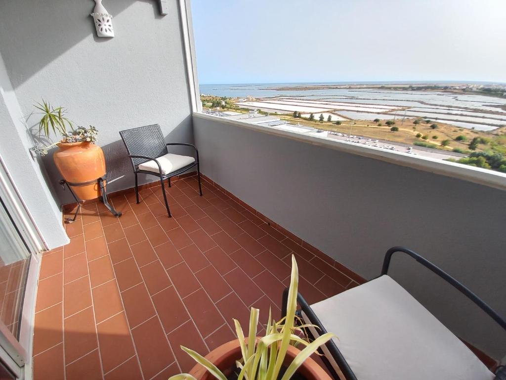 法鲁Sea View Apartment的阳台配有两把椅子,享有跑道的景致。
