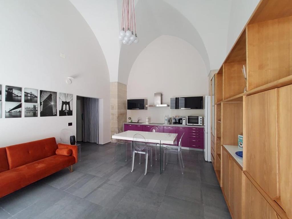 加拉蒂纳Appartamento Negroamaro的客厅配有沙发和桌子