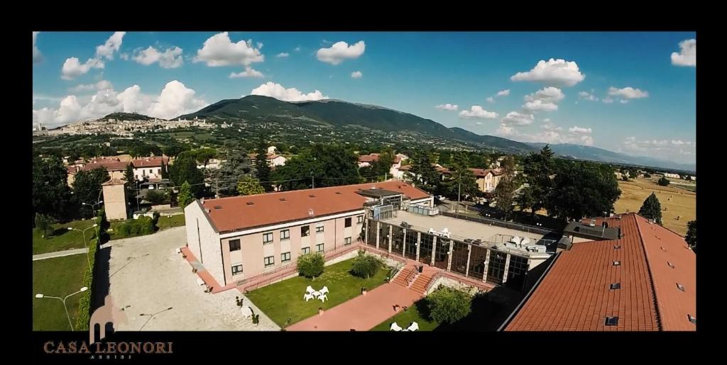 阿西西TH Assisi - Casa Leonori的山地建筑的空中景观
