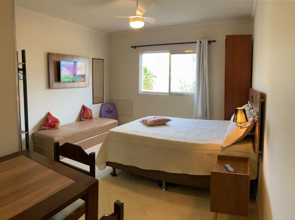 卡波布里奥Joneson aluga QUITINETE próximo a Praia do Forte até 4 pessoas的一间卧室设有两张床和窗户。