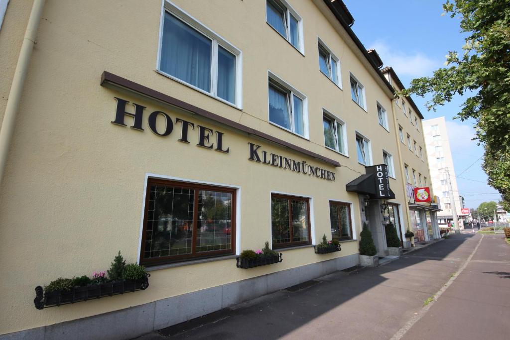 林茨Hotel Kleinmünchen的大楼一侧的酒店标志