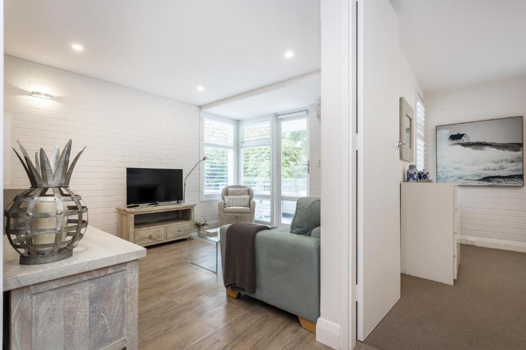 珀斯Cottesloe Beach View Apartment - EXECUTIVE ESCAPES的带沙发和电视的客厅