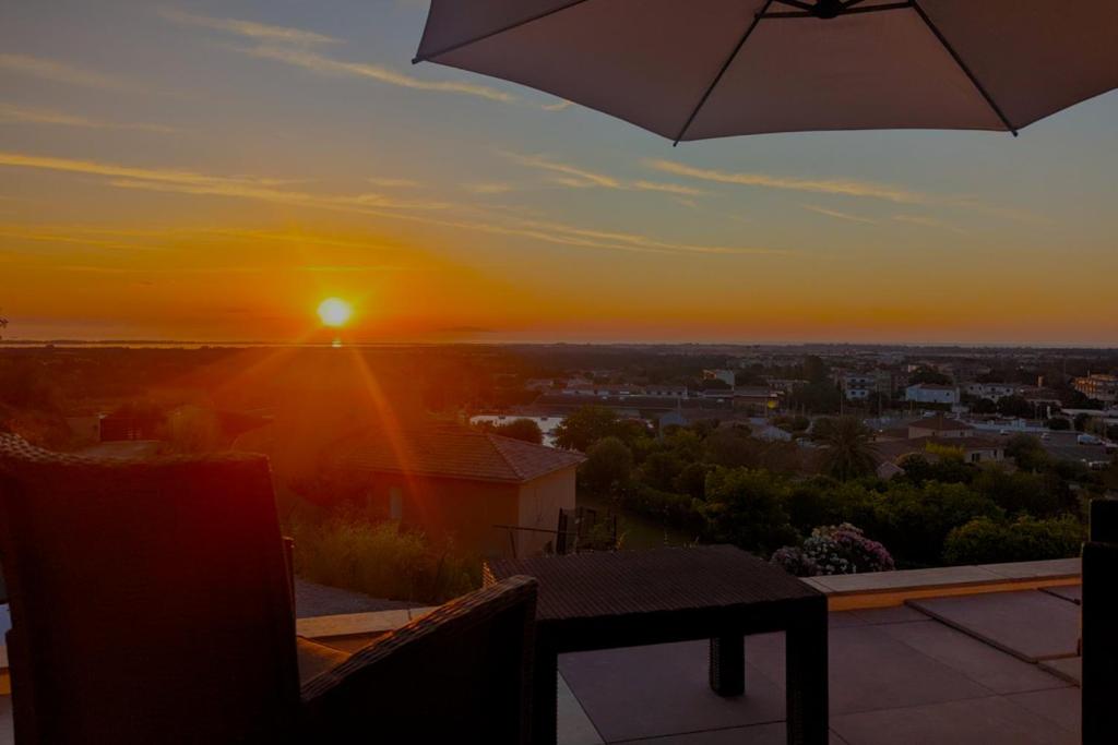 BorgoCasa Dolce Vita的阳台的日落美景