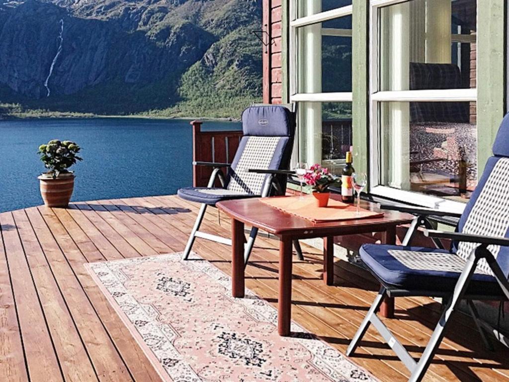TengelfjordenHoliday Home Raften的露台设有桌椅