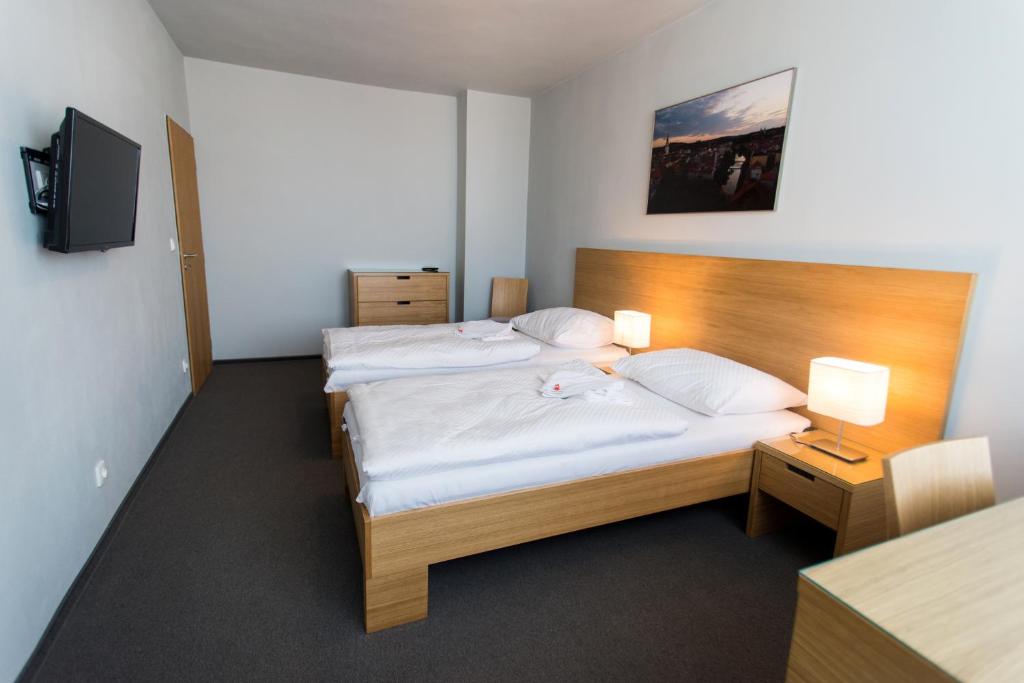 特热比奇特热比奇原子酒店的酒店客房设有两张床和电视。