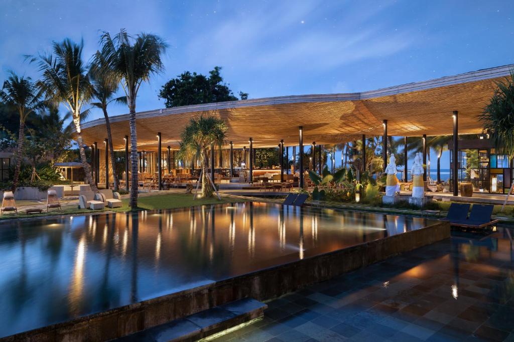 沙努尔萨伽拉田园酒店的一座带游泳池和大楼的度假村