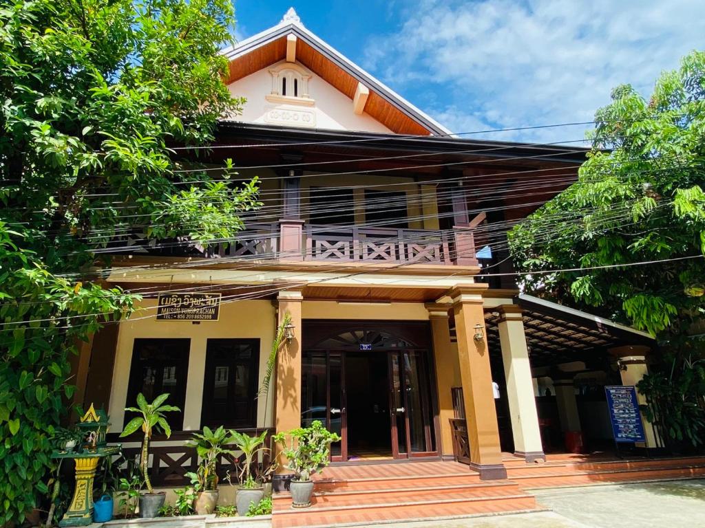 琅勃拉邦Luang Prabang Maison Vongprachan & Travel的一座带阳台的建筑