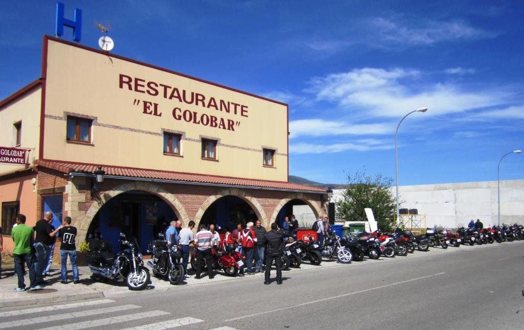 雷诺萨厄尔格罗巴尔旅馆的停在大楼前的一组摩托车